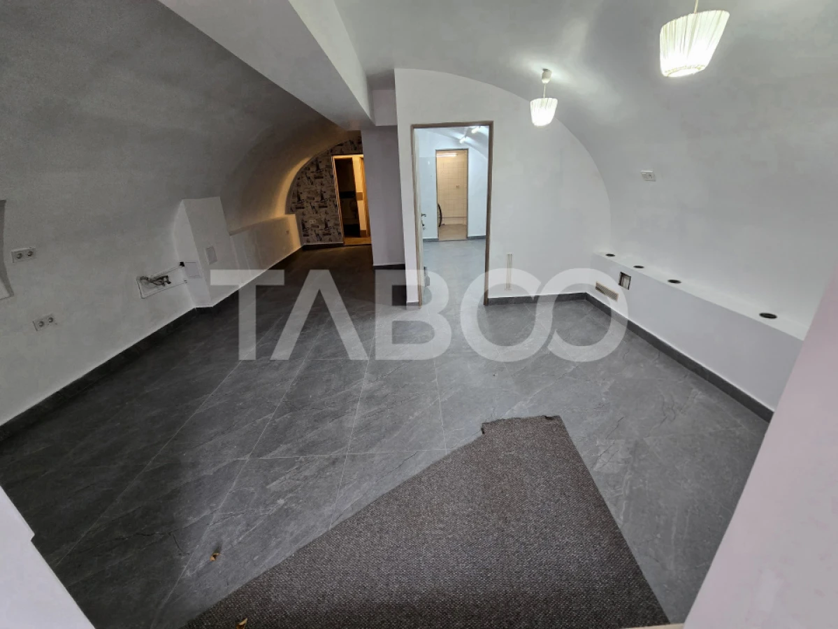 Spatiu comercial de vanzare 55 mp curte parcare zona Central din Sibiu - 1