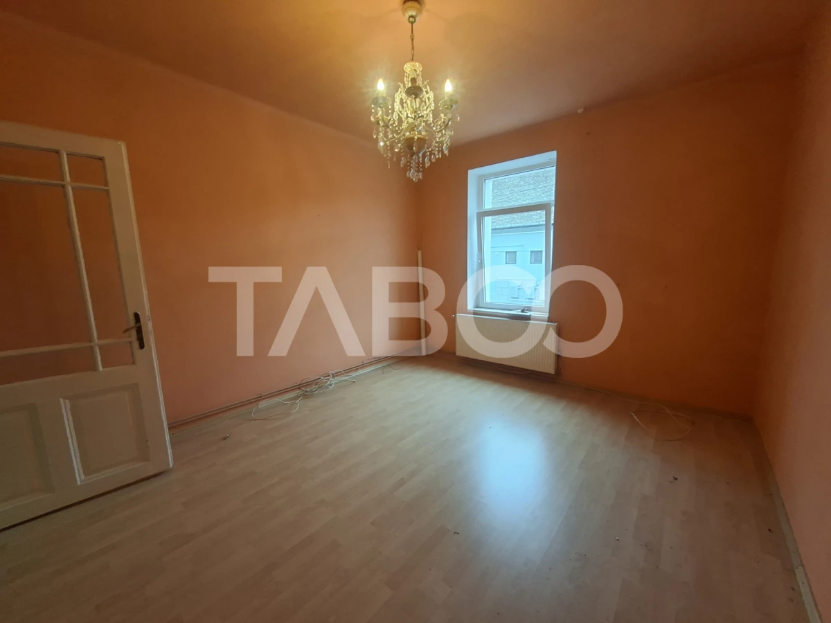 Apartament la casa de vanzare 2 camere garaj curte comuna cu 2 vecini - 2