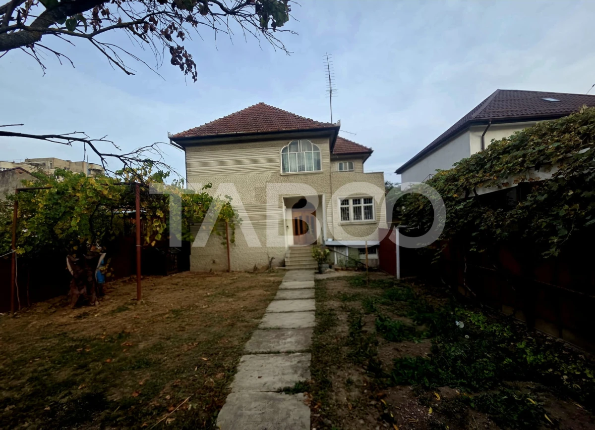Casa 5 camere 374 mp utili + Anexa 75 mp in punctul 0 al Fagarasului - 1