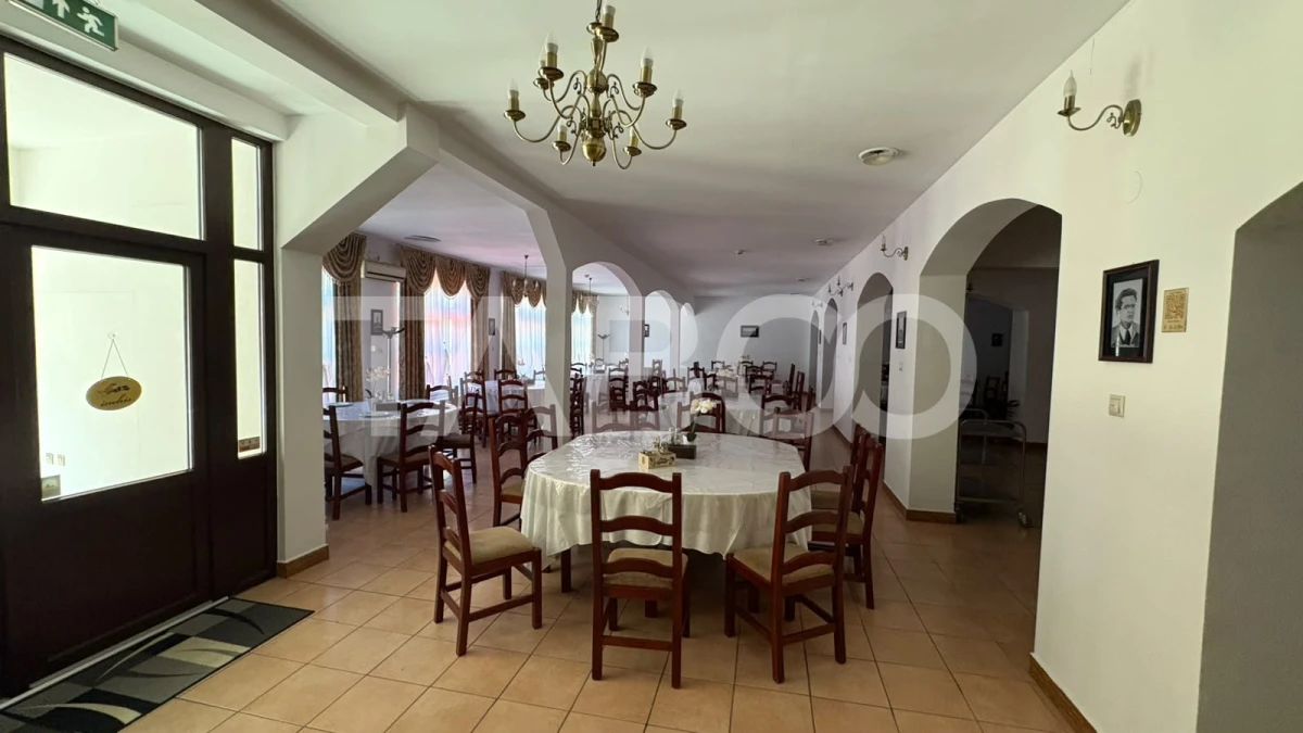 Pensiune de vanzare 36 camere restaurant terasa piscina in Rasinari - 1