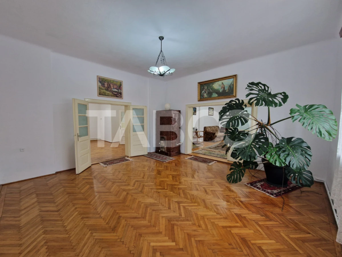 Apartament central 4 camere spatiu comercial garaj si pivnita Sibiu - 1