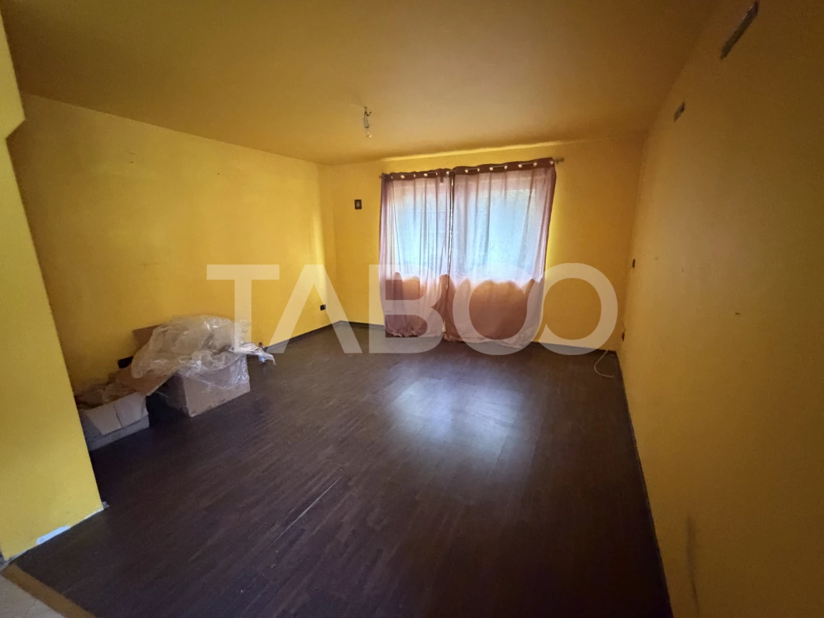 Casa cu potential de investite 8 camere 392 mpu teren 5724 m Gura Vaii - 5